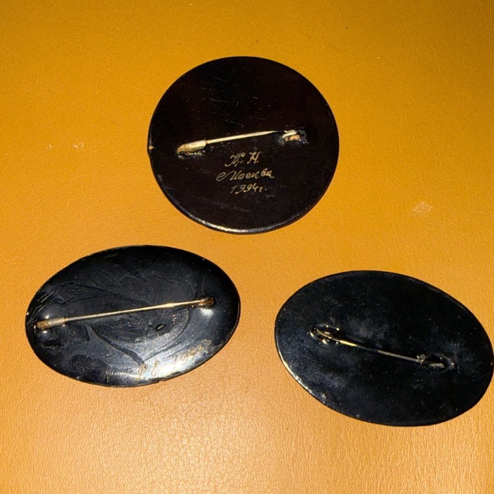 Vintage Floral Hand-Painted Russian Brooches - Black Background - Picture 2 of 2